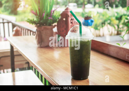 Grüner Tee auf dem Tisch im Restaurant. Stockfoto