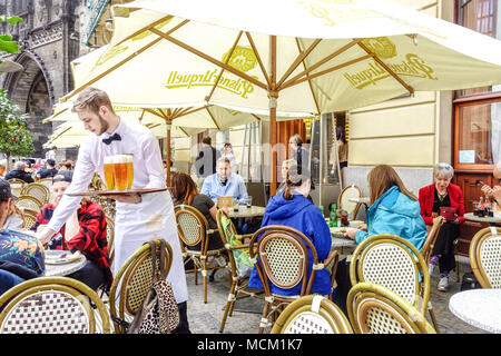 Prager Restaurant People Kellner serviert Bier vor dem Prager Cafe Municipal House Prag Street Bar Tschechische Republik Europa Kellner serviert Getränke Stockfoto