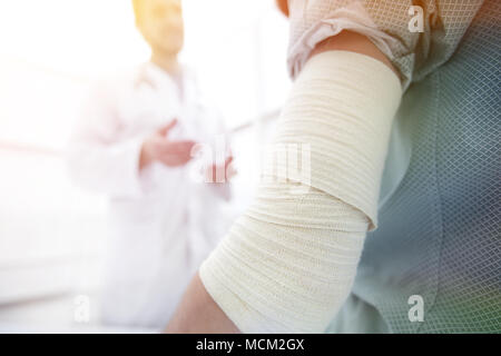 Orthopäden im Gespräch mit dem Patienten. Stockfoto