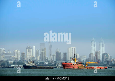 Ansicht der Schlepper in Back Bay aus Norman Punkt mit den Wolkenkratzern von Colaba und moderne Mumbai im Hintergrund. Hafen von Mumbai Stockfoto