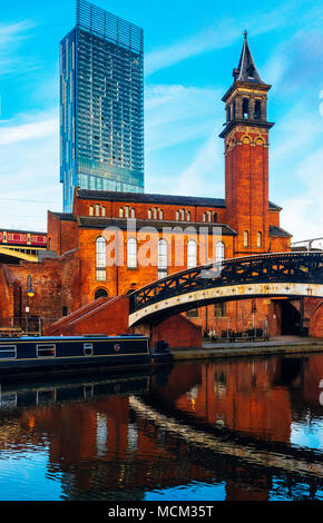 Der Beetham Tower, spiegelt sich in der Bridgewater Canal, Castlefield, Manchester Stockfoto