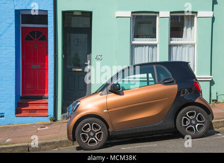 Smart Auto außerhalb bunten Reihenhäuser in Blaker Street, Brighton, East Sussex, England Großbritannien im April geparkt Stockfoto