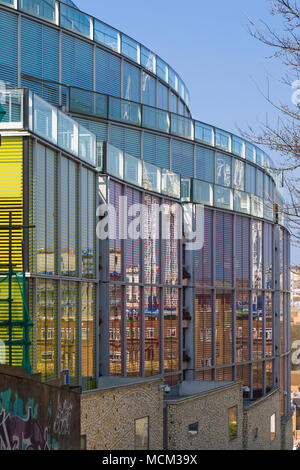 Reflexionen in American Express Büro Gebäude, moderne Architektur, in der John Street, Brighton, East Sussex, England Großbritannien im April Stockfoto