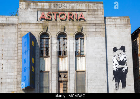 Verfallenes Astoria theater Kino mit Banksy küssen Coppers Graffiti an Gloucester Place, Brighton, East Sussex, England Großbritannien im April Stockfoto