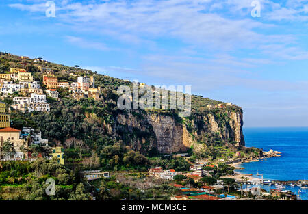 Malerische steile, felsige Küste mit bunten Häusern und den kleinen Hafen von Vico Equense, in der Nähe von Neapel, Italien Stockfoto