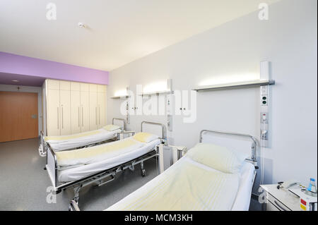 Leer stehende Krankenhausbetten in leeren Krankenhaus Zimmer Stockfoto