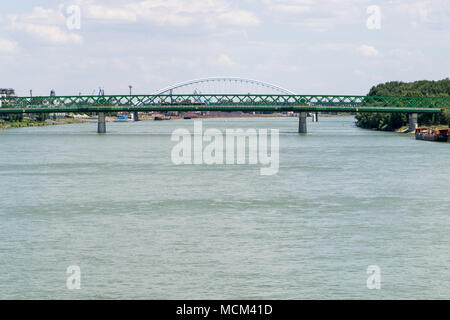 Neue alte Brücke über die Donau in Bratislava. Stockfoto