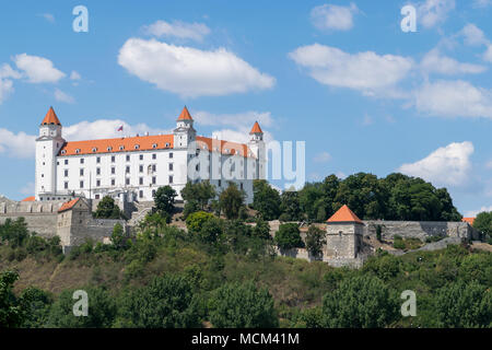 Die Burg von Bratislava über die Donau Stockfoto