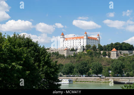 Die Burg von Bratislava über die Donau Stockfoto