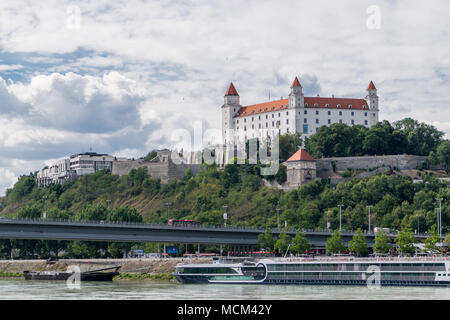 Die Burg von Bratislava über die Donau Stockfoto