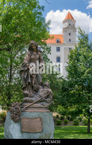 Statue der Heiligen Elisabeth von Thüringen in Bratislava. Stockfoto