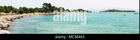 Panoramablick auf den Strand und die Insel Alcanada und Leuchtturm mit dem gleichen Namen, auf der Insel Mallorca, Spanien Stockfoto