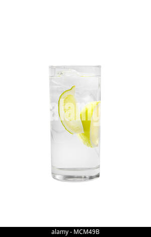 Transparente Cocktail in ein hohes Glas mit Eiswürfel mit zwei Scheiben, Kalk Quart, Soda, Lüftung. Seitenansicht isoliert weißer Hintergrund. Trinken für den me Stockfoto