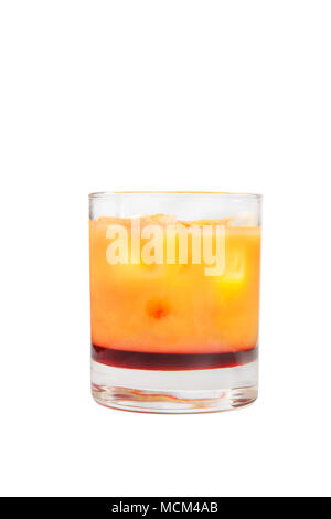 Mehrfarbig 2-Layer opak Cocktail in ein Glas mit Eiswürfeln mit Melone, Birne, Apfel, Beeren, Obst, Ananas, Orange, Aprikose, Pfirsich. Seite Stockfoto