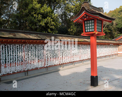 Omikuji (おみくじ), Japanisch wahrsagende Papierstreifen, Usa Jingu, Oita, Kyushu, Japan Stockfoto