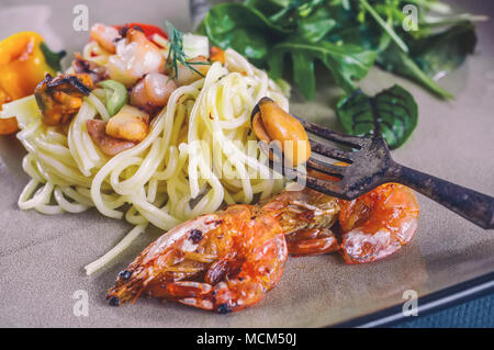 GarlickySeafood Pasta Spaghetti mit Muscheln, Garnelen, Meeresfrüchte Cocktail Nahaufnahme Garnelen Pasta. Stockfoto