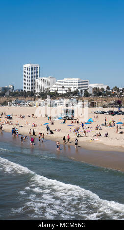 Santa Monica State Beach, Los Angeles, Kalifornien, USA - 29. September 2017: Blick vom Santa Monica Pier in Richtung der nördliche Teil des Strandes Stockfoto