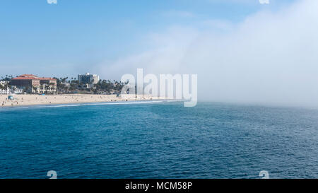 Santa Monica Pier, Los Angeles, Kalifornien, USA - 29. September 2017: plötzlicher Nebel, die schnell die Venice Beach in Richtung Santa Monica Beach Stockfoto