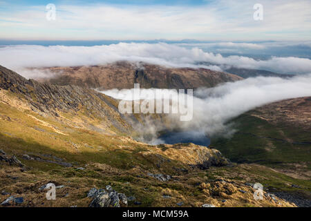 Scharfe Kante, Waagen Tarn und der Berg des Bannerdale Felsspitzen aus dem Tarn Crags Pfad Blencathra, Lake District, UK, Stockfoto