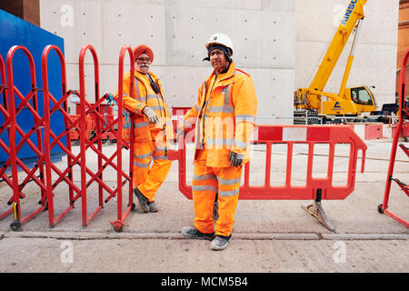 Sikh harten Hut Befreiung - Crossrail Arbeitnehmer in hohe Sichtbarkeit berufsbekleidung vor Ort in London. Stockfoto