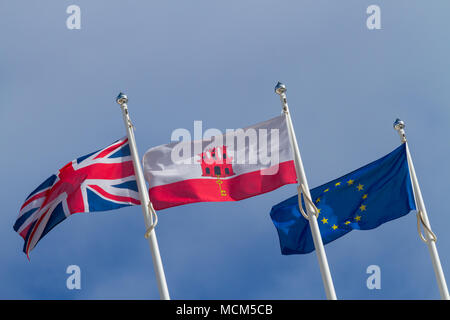 Drei Fahnen auf der Spanisch-Gibraltar Grenze: Großbritannien, Gibraltar und Europa. Stockfoto
