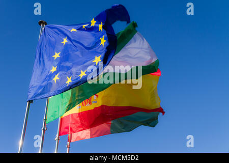 Vier Fahnen auf der Alhambra, Granada (Spanien): Europa, Andalusien, Spanien, Andalusien und Spanien kombiniert. Stockfoto