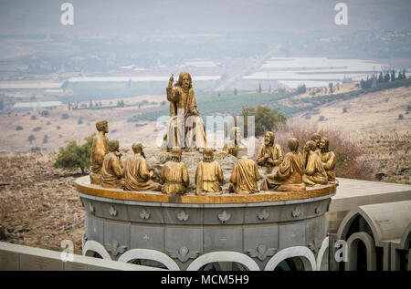 Galiläa, Israel - 3. Dezember: Die Statuen von Jesus und die Zwölf Apostel in Domus Galilaeae auf dem Berg der Seligpreisungen in der Nähe des Sees von Galiläa, Israel o Stockfoto