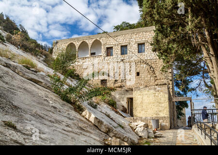 Die Höhle von Elia mit hebräischer Inschrift über dem Eingang - Propheten Elia, unvergesslich, Berg Karmel in Haifa, Israel Stockfoto