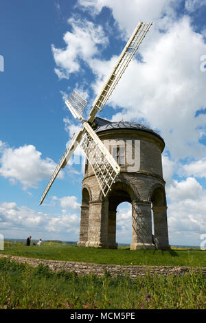 Chesterton Windmill ist ein aus dem 17. Jahrhundert zylinderförmigen Turm Windmühle mit einem gewölbten Boden, außerhalb des Dorfes Chesterton, Warwickshire. Stockfoto