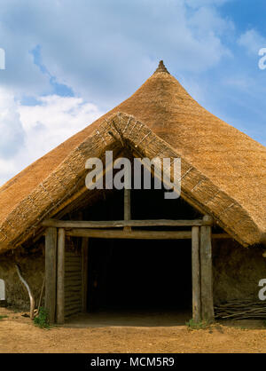 Detail der reetgedeckte Veranda und Dach des Großen Roundhouse auf Butser Ancient Farm, Hampshire, UK. Eine archäologische Rekonstruktion auf der Ausgrabung. Stockfoto