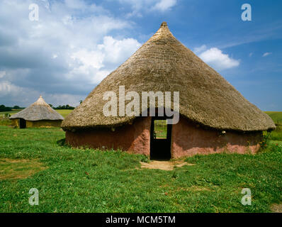 Anzeigen E der Moel y Gerddi Haus Butser Ancient Farm, Hampshire, UK, die gegen E-W Eingänge angezeigt. Eine archäologische Rekonstruktion. Stockfoto