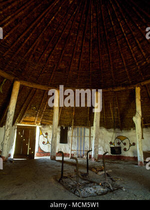 Innenansicht der Moel y Gaer Eisenzeit Haus Butser Ancient Farm, Hampshire, UK, SE. Eine archäologische Rekonstruktion auf der Ausgrabung. Stockfoto