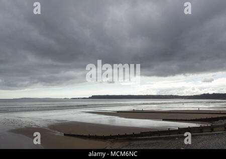 Lange Sandstrand von Amroth in der Nähe von Kinsale zu Beginn und am Ende des Pembrokeshire Coastal Path in Wales Stockfoto