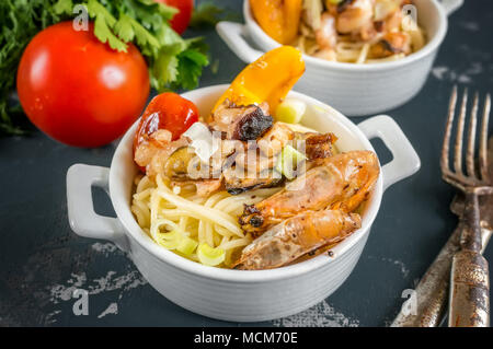 GarlickySeafood Pasta Spaghetti mit Muscheln, Garnelen, Meeresfrüchte Cocktail Nahaufnahme Garnelen Pasta. Stockfoto