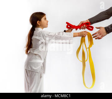 Die Bescheinigung der Karate Mädchen Stockfoto