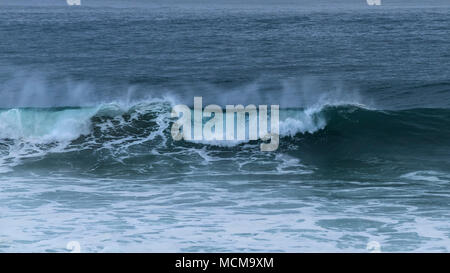 Einen Panoramablick über große Welle bricht an Fistral in Newquay Cornwall. Stockfoto