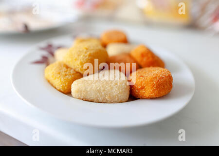 Verschiedene Backwaren Käse Sorten liegen auf einer Platte Stockfoto