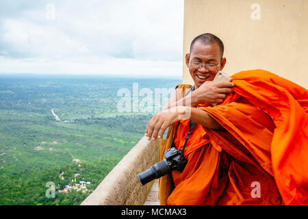 Buddhistischer Mönch lächelnd, nachdem sie Fotos von der Oberseite des Mount Popa, Myanmar Stockfoto