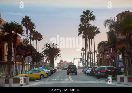 Auf der Suche main street Huntington Beach, in Richtung pier, Kalifornien, USA Stockfoto