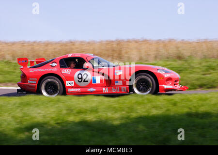 Profil (Seitenansicht) eines roten Dodge Viper American Racing Auto schnell fahren. Stockfoto