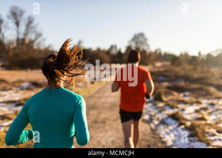 Mann und Frau joggen in Discovery Park, Seattle, Washington State, USA Stockfoto