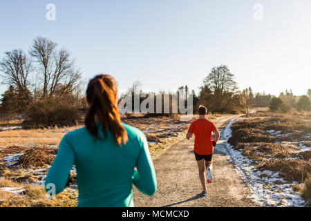 Mann und Frau joggen in Discovery Park, Seattle, Washington State, USA Stockfoto