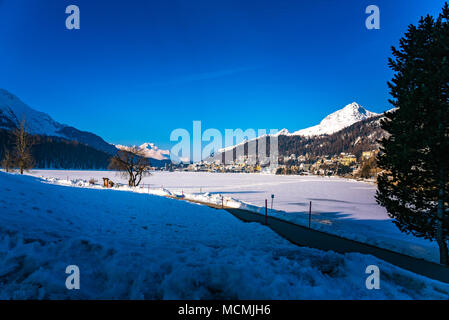 Anzeigen eines luxuriösen alpinen Ferienort St. Moritz und der zugefrorene See, Schweiz Stockfoto