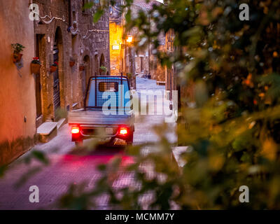 Ape in der Altstadt von Pitigliano in der Toskana, Italien Stockfoto