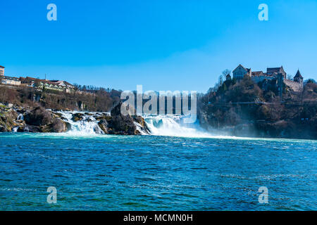 Blick auf die Wasserfälle des Flusses Rhein mit dem Schloss Laufen in Schaffhausen in der Schweiz Stockfoto