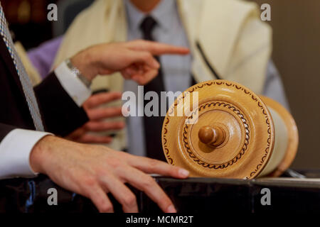 Klassische Thorarollen in Gottesdiensten in der Synagoge, vor allem während der Ferien Barmitzvah Stockfoto