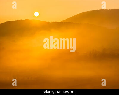 Sonnenaufgang auf der umbrischen Landschaft, Italien Stockfoto