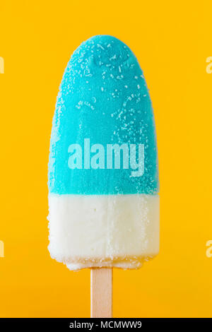 Blue Mint Blue Ice Cream auf gelbem Hintergrund Stockfoto
