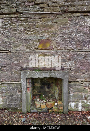 Ein alter Kamin von einer Eisenbahn Warteraum Ruine sitzt am Ende noch heute links an der Wand stehen. Colliston, Arbroath, Angus in Schottland. Stockfoto