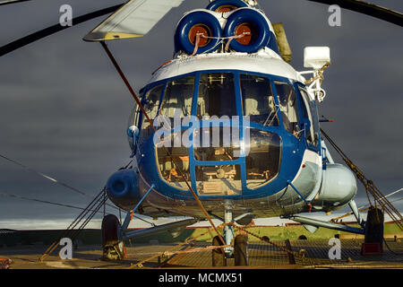 Schiff Hubschrauber, Landung auf dem Landeplatz am Heck des Schiffes. Hubschrauber macht Ice (ice Patrol) für die Transaktion der Frachtschiffe Stockfoto